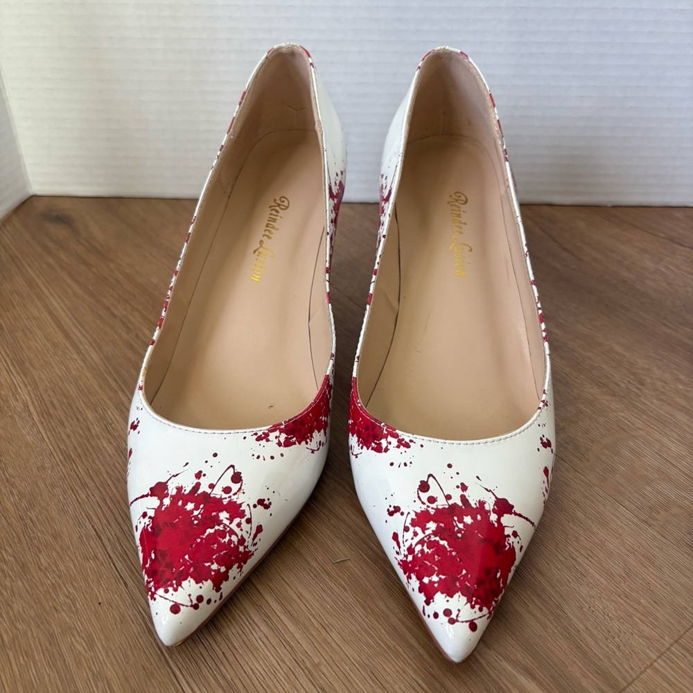 Reindee lusión Women’s white red splatter heels.